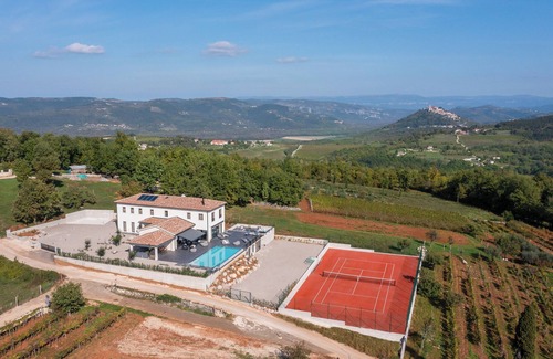 Rakotule Villa | Luxury designer Villa with infinity pool, tennis court, fitness & spa.