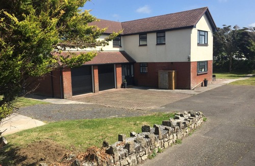 Widemouth Bay House | Luxury Detached House in Widemouth Bay 5 minutes from the beach. Sea views.
