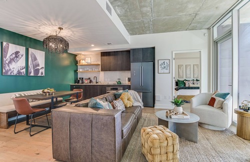 Rainey Street Historic District Condo | Luxury Downtown Austin condo with Rooftop Pool, Private Balcony with Lake View