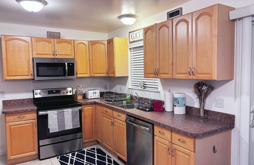 Madison Heights House | Luxury Dream Home With 65'TV, Gym,Massage Chair,BBQ Grill,Deck,Fenced Backyard