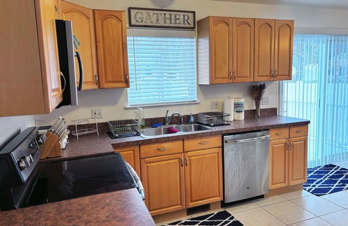 Madison Heights House | Luxury Dream Home With 65'TV, Gym,Massage Chair,BBQ Grill,Deck,Fenced Backyard