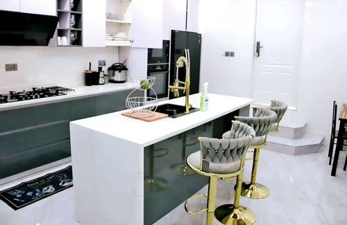 Accra House | Luxury Executive 4BR Villa w/Pool, Rooftop & BBQ–10m walk to Bojo Beach