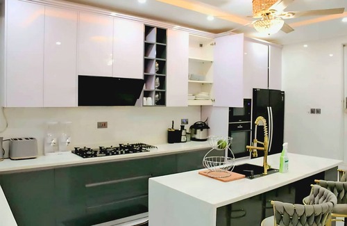 Accra House | Luxury Executive 4BR Villa w/Pool, Rooftop & BBQ–10m walk to Bojo Beach