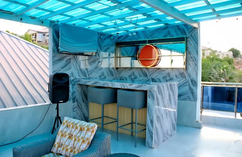 Accra House | Luxury Executive 4BR Villa w/Pool, Rooftop & BBQ–10m walk to Bojo Beach