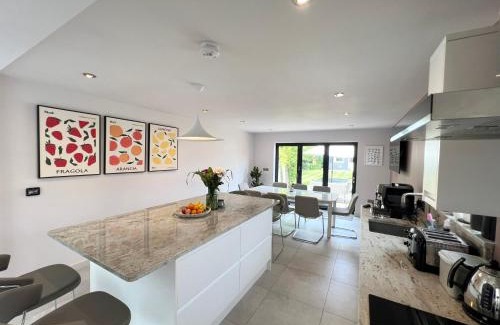 Windsor City Centre House | Luxury Family Home in Central Windsor with Large Garden, Games Room, Office, Parking & Pet-Friendly