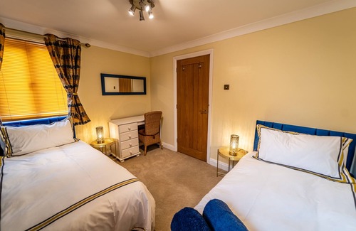 Brackley House | Luxury family home nr Silverstone/Oxford. Sleeps 6