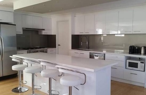 Yokine House | Luxury Family home w/2 living rooms-5min from golf course and close to CBD