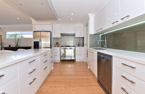 Yokine House | Luxury Family home w/2 living rooms-5min from golf course and close to CBD