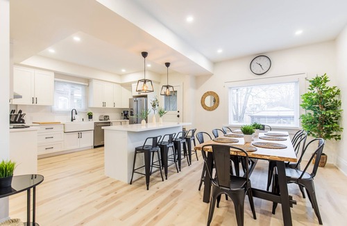 Niagara Falls House | Luxury Family Oasis W/GameRoom/Hot Tub & 10 Min Walk to Falls & Clifton Hill