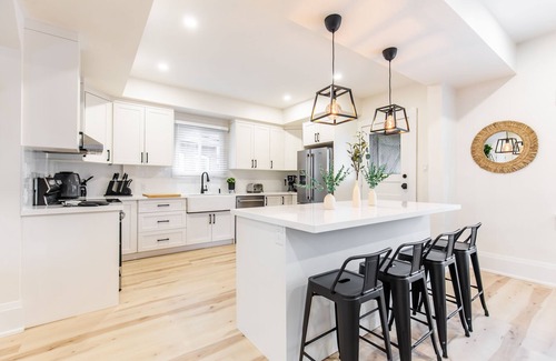 Niagara Falls House | Luxury Family Oasis W/GameRoom/Hot Tub & 10 Min Walk to Falls & Clifton Hill