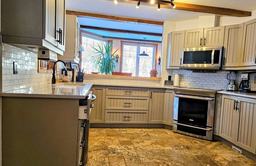 Lac-Superieur Cottage | Luxury four bedroom family retreat with private lake, 4km of trails, on 37 acres