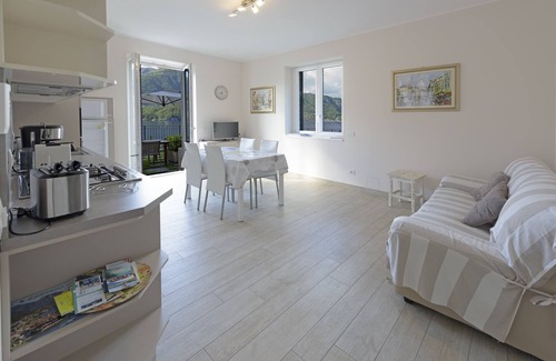 Lezzeno Apartment | LUXURY garden Apartment near BELLAGIO