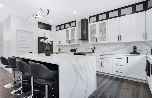 Downtown Gatineau House | Luxury Gatineau Home 11km to DT Ottawa: Hot Tub, BBQ & Fire Pit