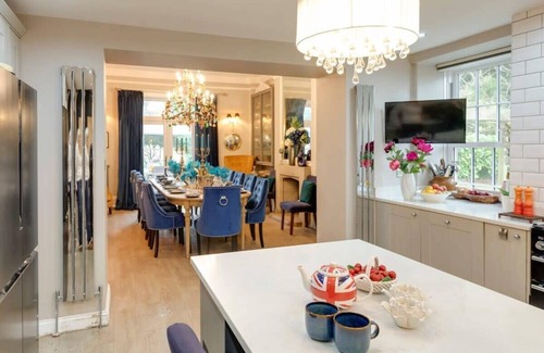 Bromsash Villa | Luxury Georgian Country House with Hot Tub. Pet Friendly. Wye Valley AONB