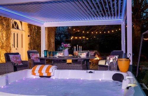 Bromsash Villa | Luxury Georgian Country House with Hot Tub. Pet Friendly. Wye Valley AONB