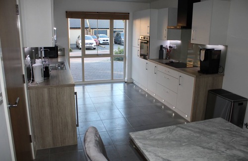 Castleford House | Luxury getaway home. 5 mins to Xscape and Junction 32 shopping centres!