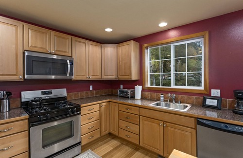 Warnick House | Luxury Glacier Home, covered hottub/King/EV/Wifi