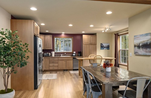 Warnick House | Luxury Glacier Home, covered hottub/King/EV/Wifi