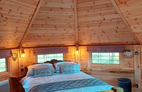 Llanon Cabin | Luxury Glamping in Hobbit Lodge, quiet, relaxing for that special break away.