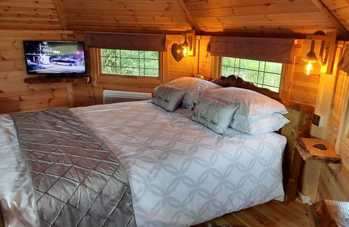 Llanon Cabin | Luxury Glamping in Hobbit Lodge, quiet, relaxing for that special break away.