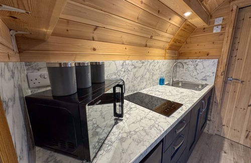 Frampton Cabin | Luxury Glamping Pod over Fishing Lake