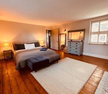 Warminster House | Luxury Group Celebration House with Hot Tub & Bar!