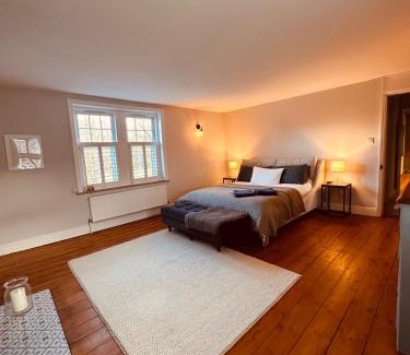 Warminster House | Luxury Group Celebration House with Hot Tub & Bar!