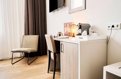 Kaatsheuvel House | Luxury group home with bar and catering kitchen