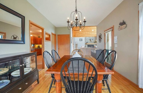 Houghton House | Luxury Group Retreat – Sauna, Hot Tub, Games & Minutes from MTU