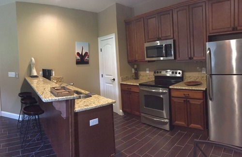 Lakeland House | Luxury Guest House at the Manor w Resort Style Pool Access