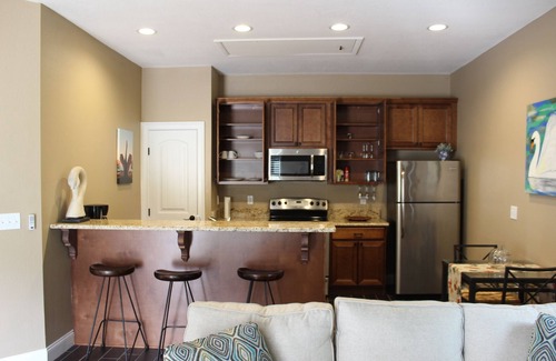 Lakeland House | Luxury Guest House at the Manor w Resort Style Pool Access