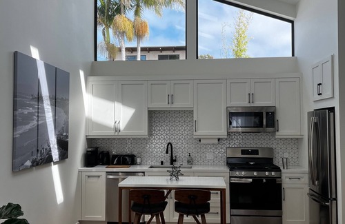 Olde Carlsbad House | Luxury Guesthouse in Quiet Neighborhood 5 min from the Beach!