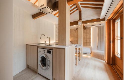 Gahoe-dong Apartment | Luxury Hanok Cottage Lunar