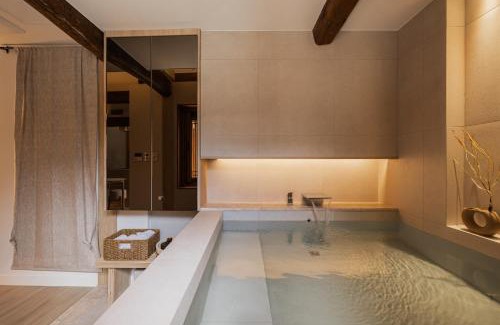Gahoe-dong Apartment | Luxury Hanok Cottage Lunar