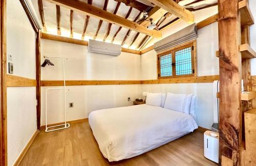 Sajik-dong Villa | Luxury Hanok Maison Sunlit