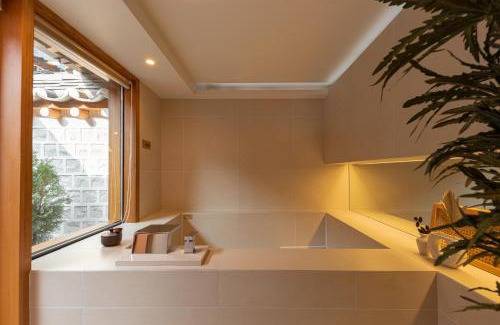 Seochon Villa | Luxury Hanok Mirror Courtyard