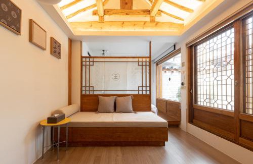 Seochon Villa | Luxury Hanok Mirror Courtyard