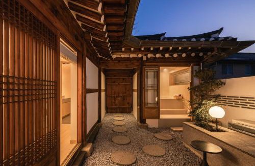 Gahoe-dong Apartment | Luxury Hanok Moonlight Hill