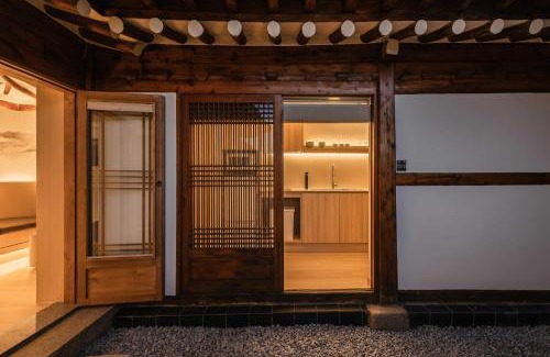 Gahoe-dong Apartment | Luxury Hanok Moonlight Hill