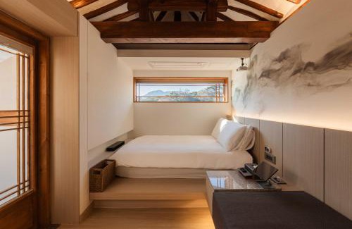 Gahoe-dong Apartment | Luxury Hanok Moonlight Hill