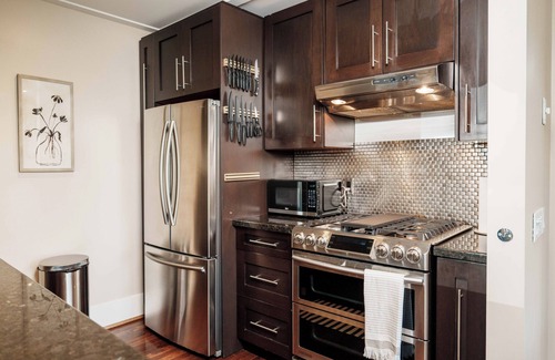 Kensington House | Luxury Haven Near DT | AC, Hot Tub, EV Charging