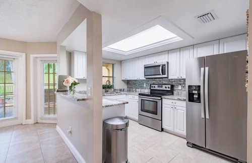 Bayshore Gardens House | Luxury Holistic Oasis by Bayshore/Hyde Park/SoHo