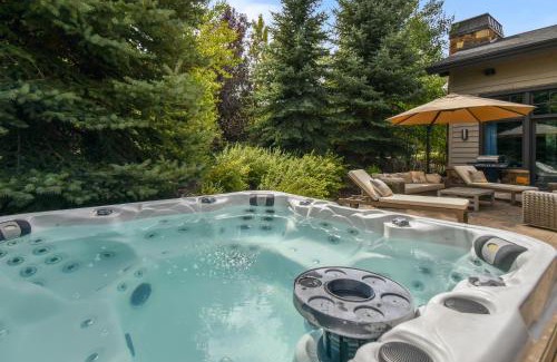 South Snyderville Basin House | Luxury Home: Hot Tub, Large Kitchen, Pool Table, 5 Fireplaces, Near Canyons Village