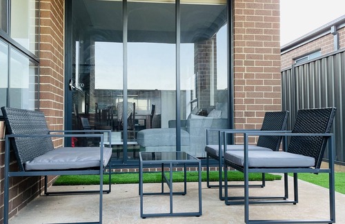 Melton South House | Luxury Home In Melton South- Free Parking And Wifi !