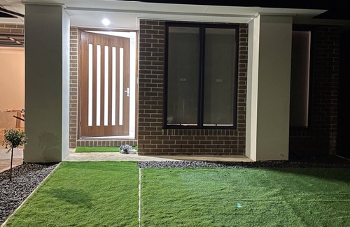 Melton South House | Luxury Home In Melton South- Free Parking And Wifi !
