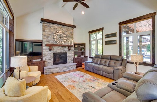 Cle Elum House | Luxury Home in Suncadia Hot Tub and Fire Pit!