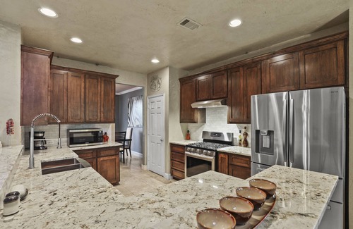 The Colony House | Luxury Home updated kitchen/Spa Bathrooms/and Grand Theater for movie night!