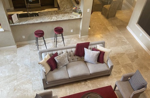 The Colony House | Luxury Home updated kitchen/Spa Bathrooms/and Grand Theater for movie night!