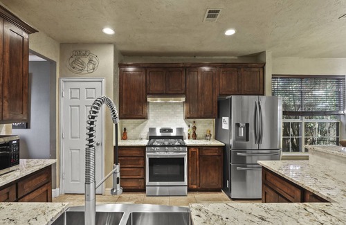 The Colony House | Luxury Home updated kitchen/Spa Bathrooms/and Grand Theater for movie night!