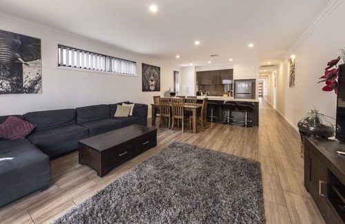 Christies Beach House | ★Luxury home w/King Bed, NBN/Netflix★ 3Bed 2Bath in Christies Beach